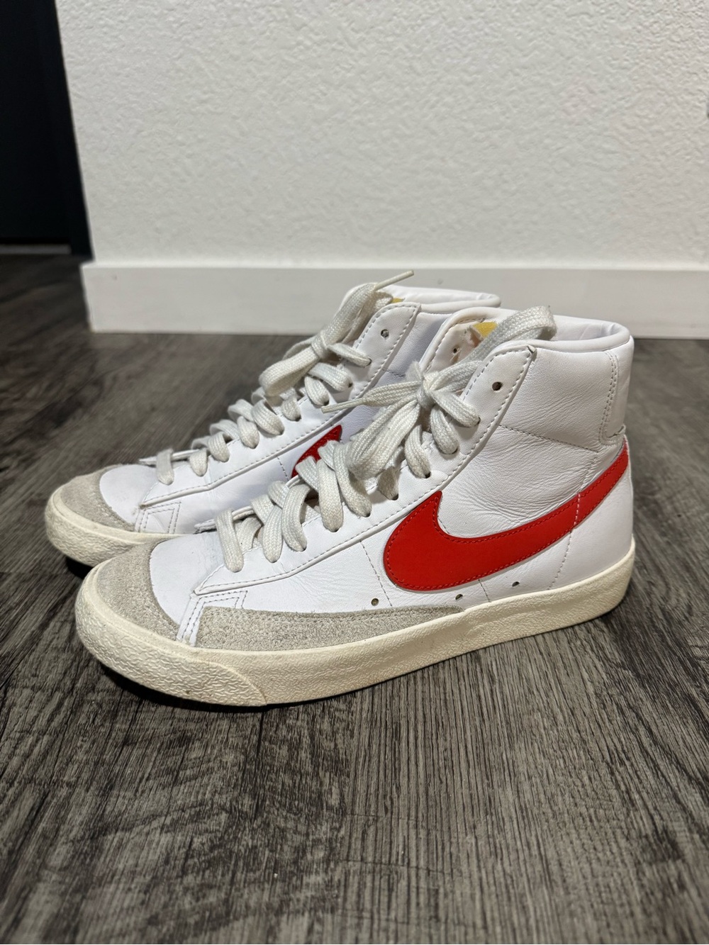 Nike women’s Blazer Mid ’77 Vintage Habanero red